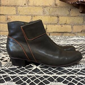 Regarde Le Ciel Stefany Olive Leather Ankle Boots with Contrast Trim